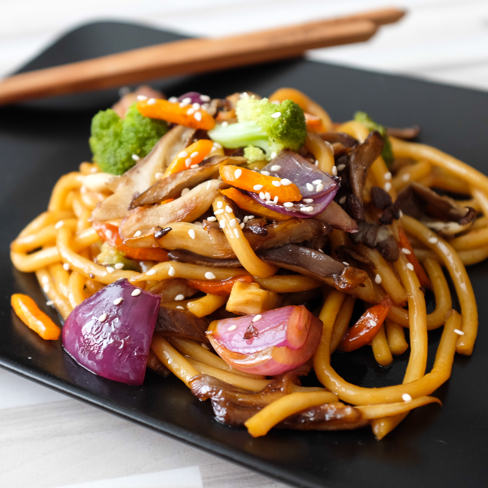 Recept: Udon nudle s vepřovými kuličkami a zeleninou | Tradičnírecepty.cz