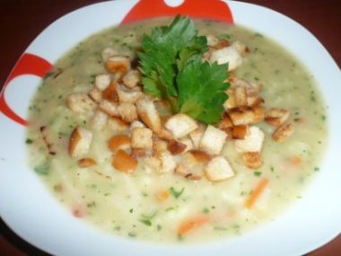 Zeleninová polévka s houskou