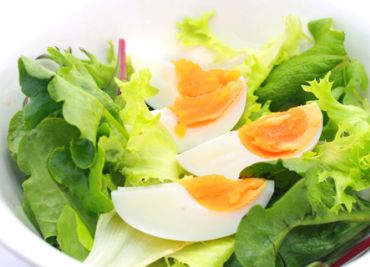 Hlávkový salát s vejci a kuřecím masem