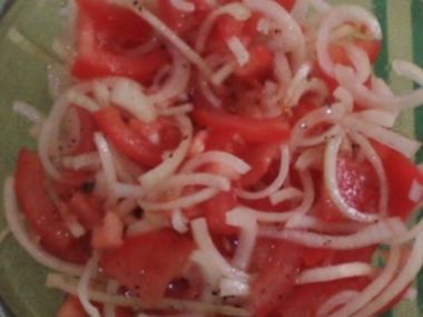 Osvěžující rajčatový salát s cibulí