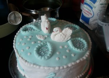 Piškotový dort s labutěmi