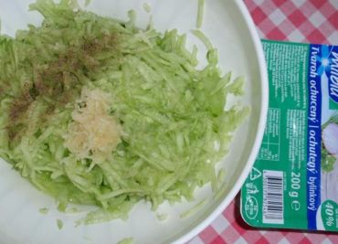 Okurko-kedlubnový salát
