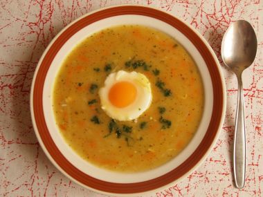 Slepičí polévka s vejcem po řecku