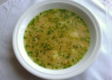 Pažitková polévka s vůní česneku