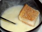 Sýrová omáčka s toastovým chlebem