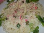 Špagety s omáčkou z uzeného lososa, kaparů a koprové omáčky