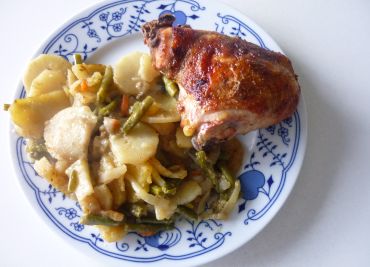 Kuře pečené s brambory a fazolkami