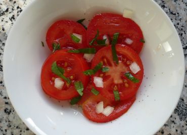 Chutný rajčatový salát