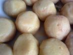 Plněné bramborové knedlíky salámem