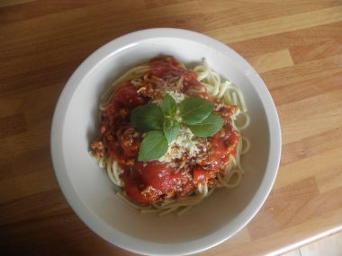 Špagety s omáčkou z loupaných rajčat a čerstvou bazalkou