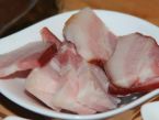 Kuřecí špízy na anglické slanině a jarní cibulce