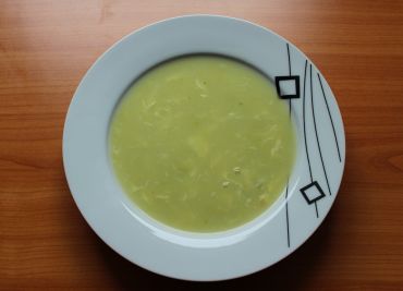 Hrášková polévka s vajíčkem