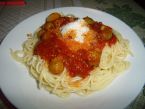 Špagety s rajčaty a olivami