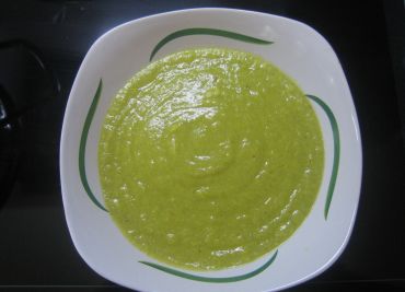 Brokolicová polévka s vejcem