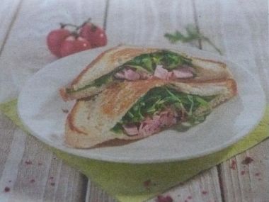 Plněný sendvič z toustového chleba s rukolou