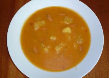 Gulášová polévka s párkem