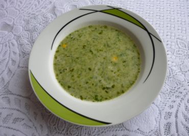 Salátová polévka s mlékem od babičky