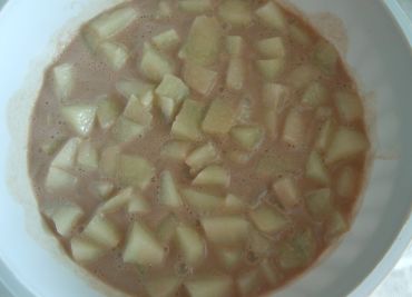 Melounovo-jablečný salát s čokoládovou zálivkou