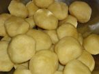 Plněné bramborové knedlíky salámem