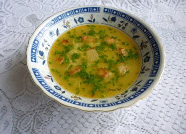 Česneková polévka se strouhankou a vejci
