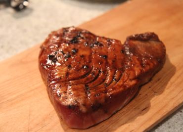 Tuňákový steak s kayenským pepřem a medem