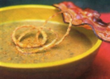 Čočková polévka s cibulovými kroužky a oříškovou solí