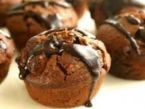 Čokoladové muffiny s karamelem