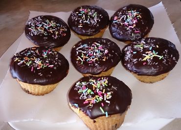 Muffiny s čokoládou a čokoládovou polevou