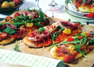 Minipizza se šunkou a rajčaty
