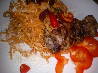 Spaghetti "Rosso Balsamico" s grilovanými kuřecími prsy