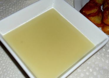 Květáková polévka s opečeným rohlíkem