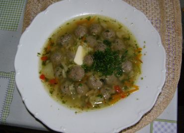 Zeleninová polévka s játrovými knedlíčky