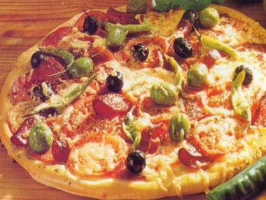 Pizza se salámem a olivami