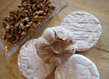 Česnekový hermelín s vlašskými ořechy