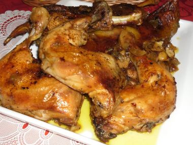 Pečená kachna a kuřecí stehna na cibuli