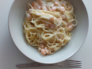 Špagety s krevetami na česneku se smetanou