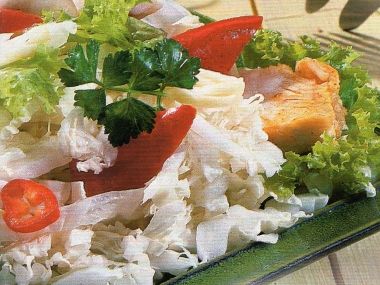 Salát s čínským zelím a rybím filé