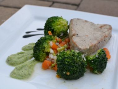 Grilovaný tuňák s brokolicovým salátem