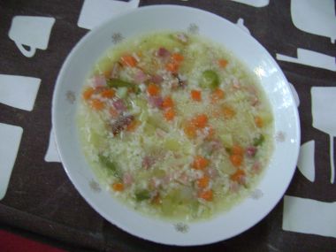 Rýžovo-zeleninová uzená polévka