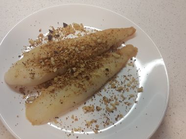 Ryba s posypem z česneku a oříšků
