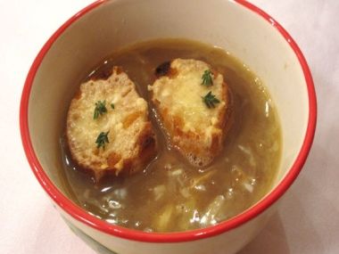 Francouzská polévka /cibulačka/