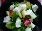 Listový salát s jablkem a kozím sýrem