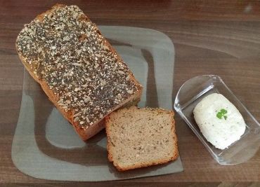 Semínkový žitný chléb z domácí pekárny