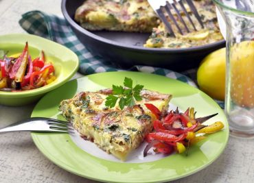 Frutalija (řecká omeleta s bramborami a s klobásou)