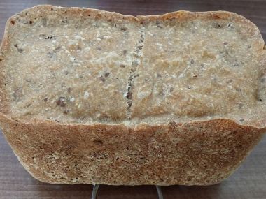 Špaldovo celozrnný chléb z domácí pekárny