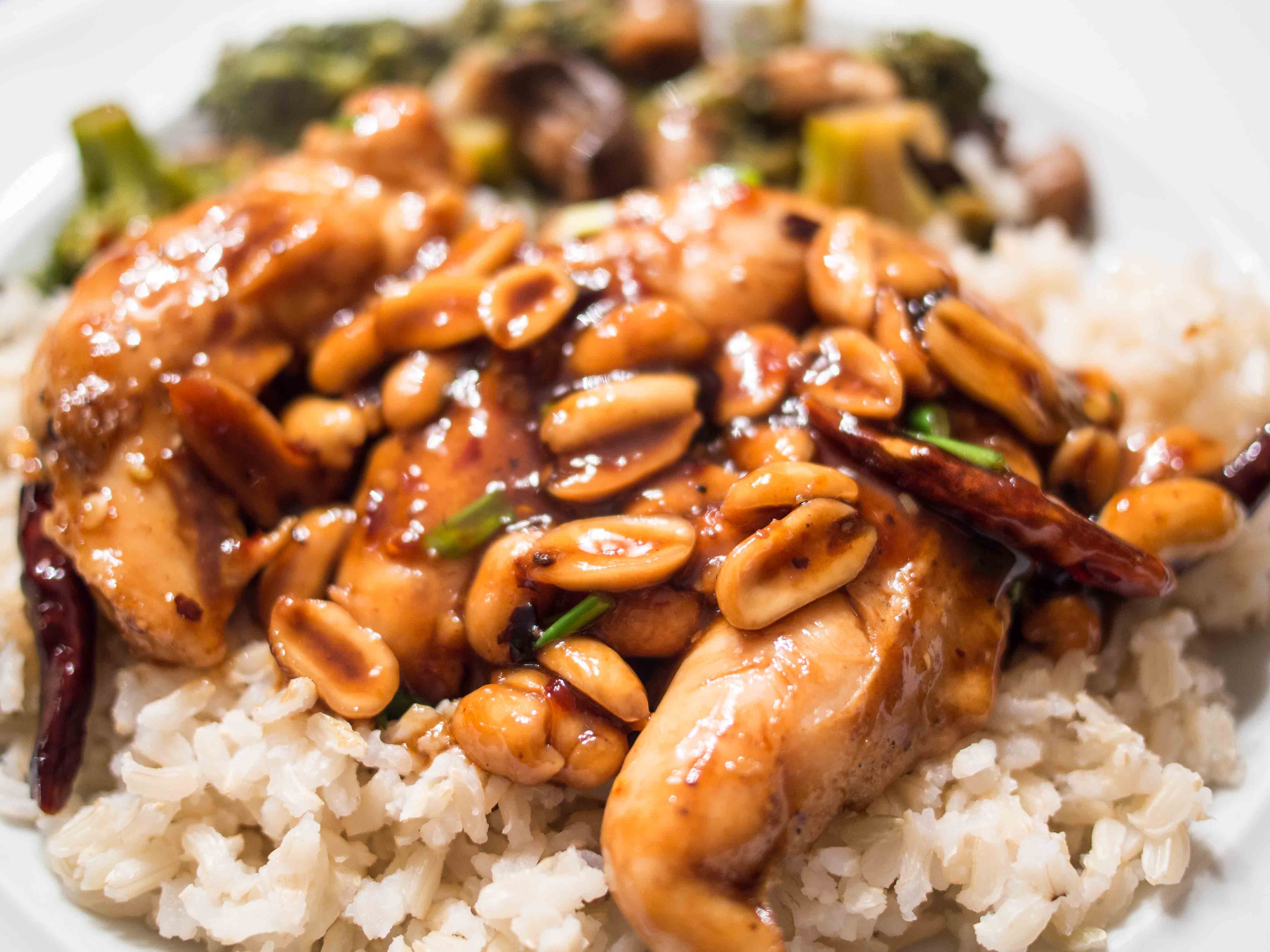 Гунбао цзидин. Гунбао цзидин. Гунбао цзидин. Курица с арахисом по китайски. Китайская курица гунбао.