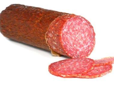 Salám s hráškem a vejci na grilu