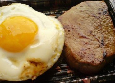 Biftek, s vejcem, obložený (2 porce)
