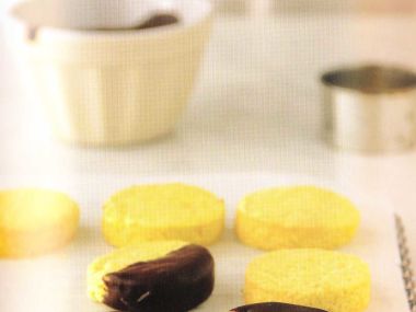 Pomerančové cookies máčené v čokoládě