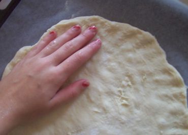 Recept Pizza se salámem, cuketou a bazalkou